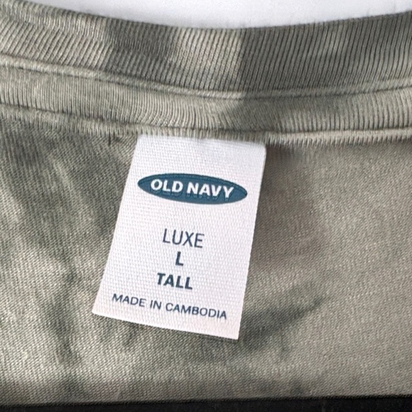 Old Navy Olive Tie-Dye V-Neck Tee - Picture 3 of 4
